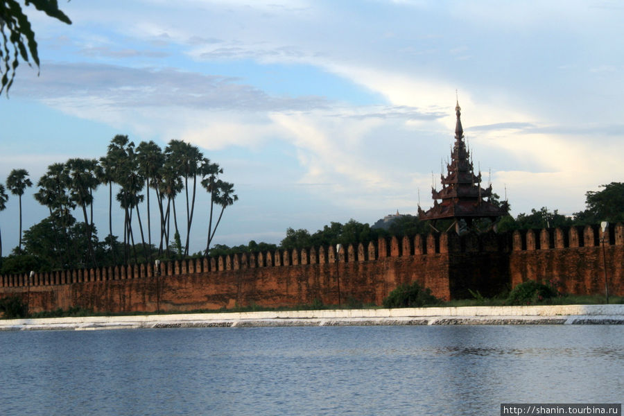Прогулка вокруг Королевского дворца Мандалай, Мьянма