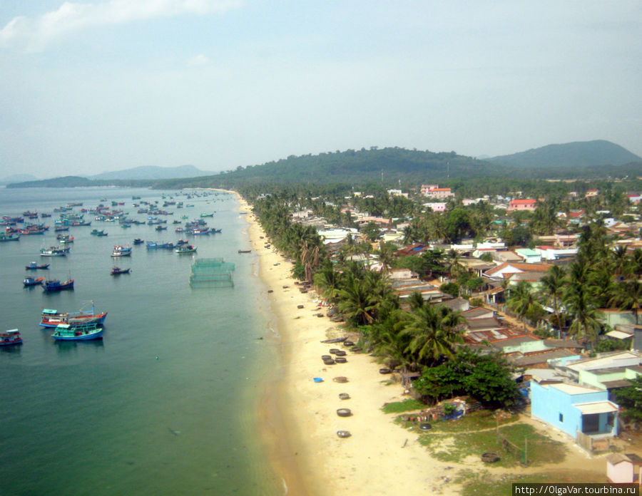 Западное побережье острова Фу Куок, где располагается столичная деревушка Дуонг Донг. Снимок с самолета Дуонг-Донг, Вьетнам