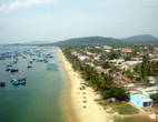Западное побережье острова Фу Куок, где располагается столичная деревушка Дуонг Донг. Снимок с самолета