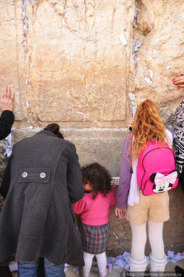 У Западной стены (стена Плача): на светском календаре — XXI век. Иерусалим, Израиль