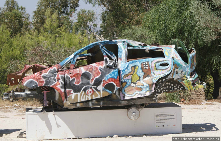 Забавный автомобиль перед входом наглядно демонстрирует неразрывную связь прошлого и настощего Тунис, Тунис