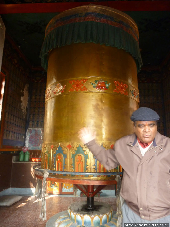 Катманду. Монастырь Тритен Норбутсе. Большое молитвенное колесо.