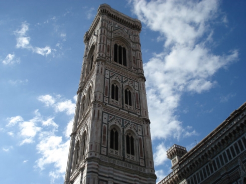 заметная достопримечательность Флоренции — колокольня работы великого Джотто (Campanile di Giotto), имеющая высоту 84 метра Флоренция, Италия