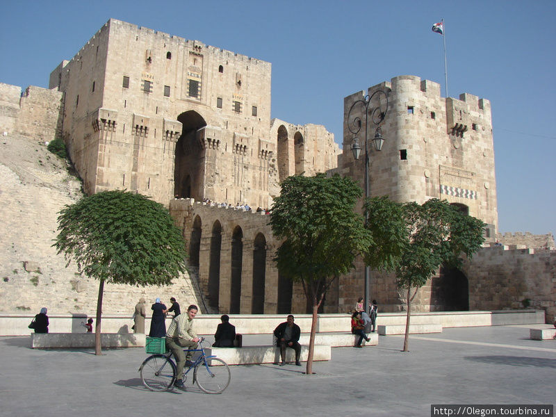 Цитадель Алепо была построена в 957 году, а история города тянется с 2500 года до нашей эры Сирия