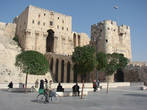 Цитадель Алепо была построена в 957 году, а история города тянется с 2500 года до нашей эры