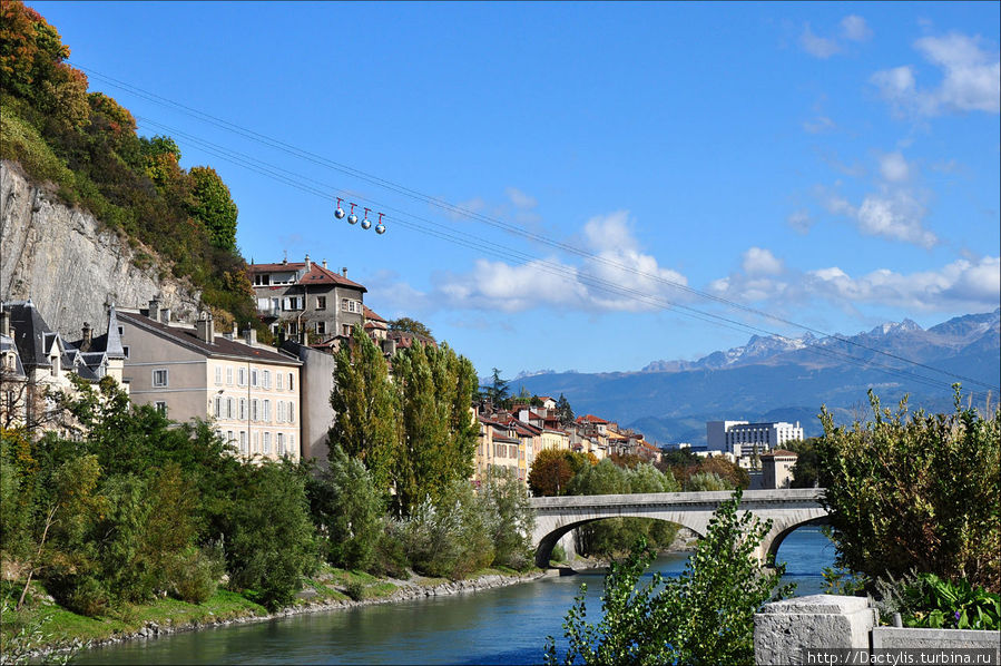 Гренобль расположен на юго-востоке Франции в департаменте Изер. Река с таким же названием — Изер — протекает и через сам город. Слева виден склон холма, с вершины которого Гренобль охраняла крепость Бастилия Гренобль, Франция