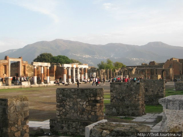 Форум, вид вдоль. Почти все представленные вдоль него постройки — храмы Помпеи, Италия