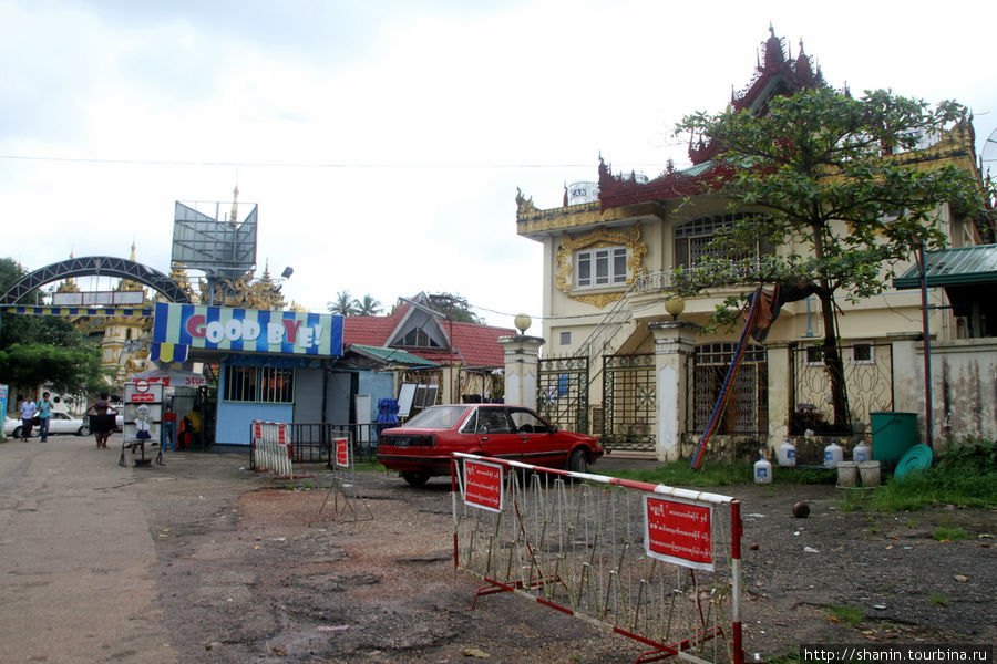 Городской парк с озером Янгон, Мьянма