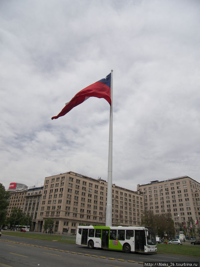 Огромных размеров флаг на площади перед президентским дворцом. Сантьяго, Чили