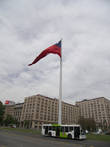 Огромных размеров флаг на площади перед президентским дворцом.