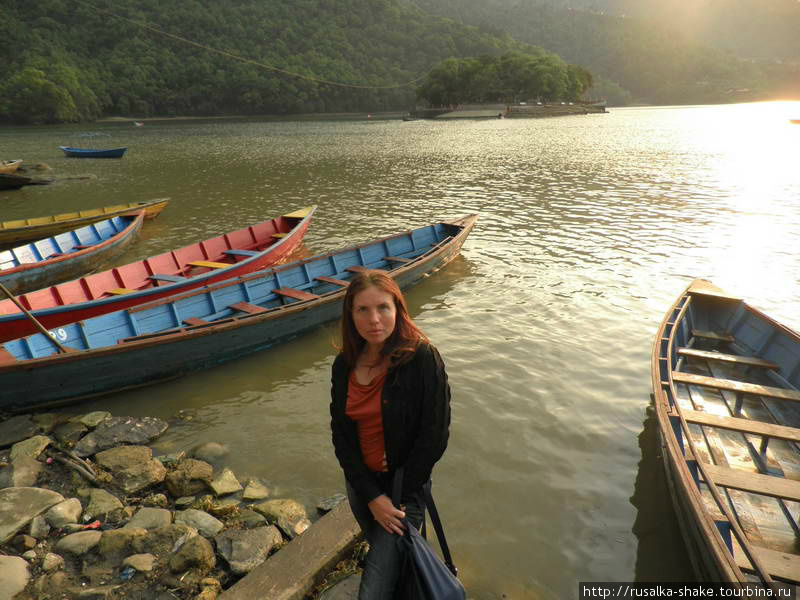 Прогулка по озеру Фева, посещение островного храма Барахи Покхара, Непал