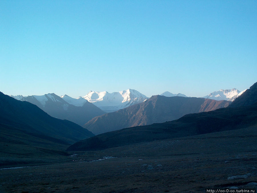 утренний пейзаж из палатки Киргизия