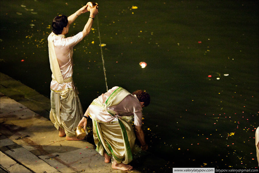 В завершении церемонии брамины раздают прасад верующим, а люди спускаются к реке и совершают омовения. Варанаси, Индия
