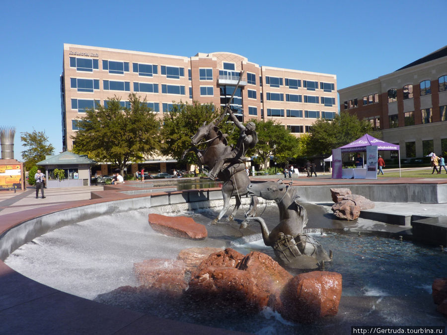 Фонтан с лошадьми на городской площади Town Square. Хьюстон, CША