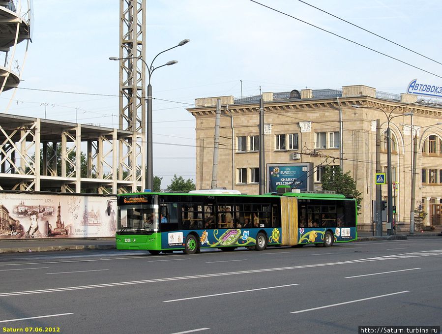 Чрезмерно загуженный днём проспект Гагарина, утром ещё радует тишиной и отсутствием муравьиного потока автомобилей. А красавец ЛАЗ уже возит первых пассажиров, которым не спится в такую рань, по 6-му маршруту от Зирки до ж/д ст. Основа Харьков, Украина