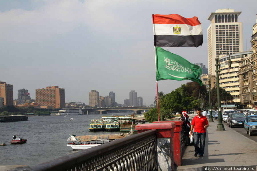 Набережная Нила и государственные кораблики на пристани по 1 фунту за проезд Каир, Египет