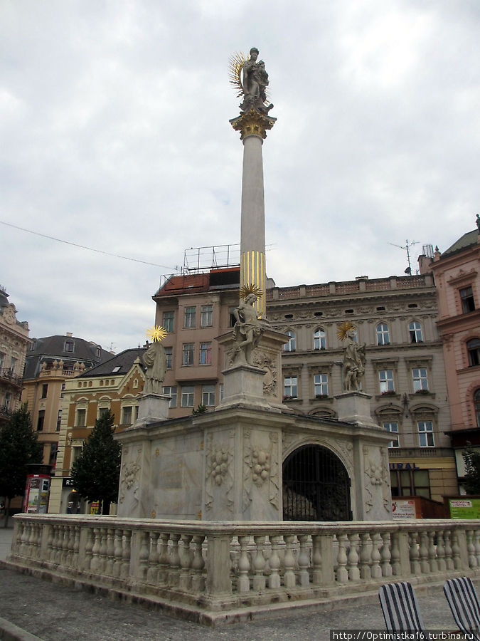 Чумной столб со статуей Девы Марии (1689) Брно, Чехия