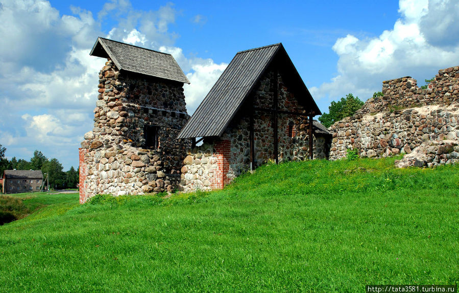 Крепость Каркси с ''Пизанской церковью'' Каркси-Нуйа, Эстония