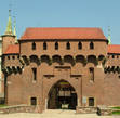 Краковский барбакан построен в 1498-1499гг.  для защиты подступов к Флорианским воротам. 
Это одно из самых массивных строений такого типа в Европе: стены трёхметровой толщины, 130 бойниц и 7 наблюдательных башен