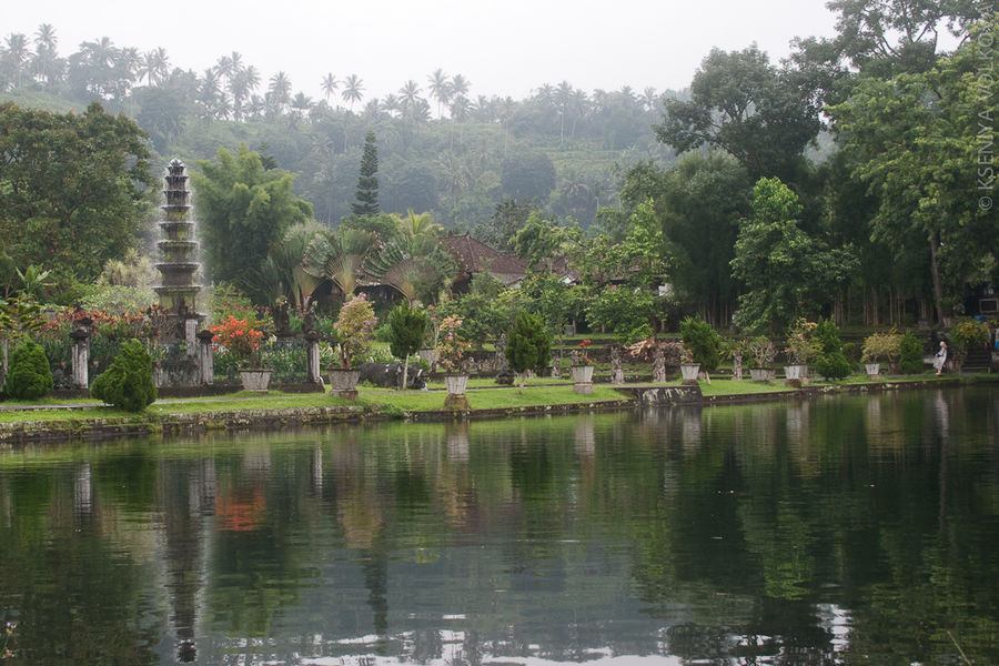Центральная часть дворца представляет собой одиннадцати-ярусный фонтан. Карангасем, Индонезия