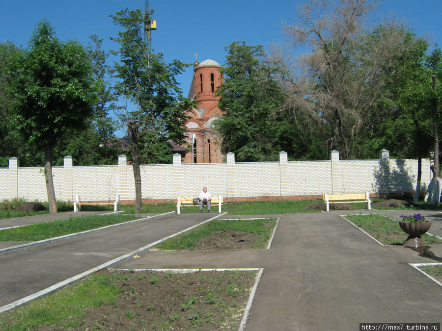 Стена, разделяющая сквер от храма Саратов, Россия
