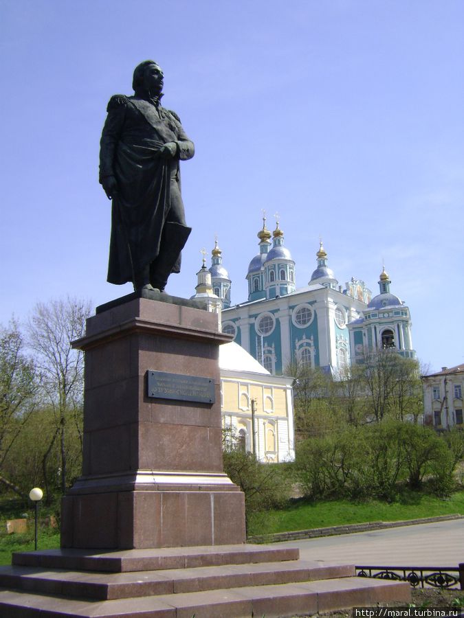 Памятник у Успенский собора Смоленск