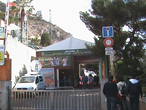 Перед входом на теннисные корты Монте-Карло.
