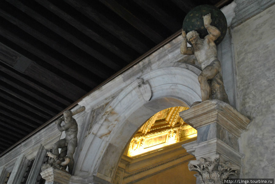 Вход в личные покои дожей идет через знаменитую золотую лестницу. Венеция, Италия