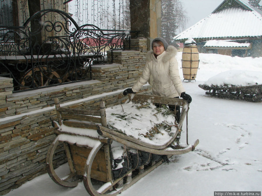 Сани у ресторана Сатка, Россия