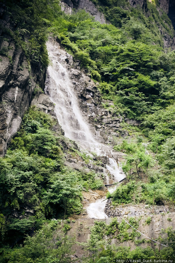 Водопад рядом с Вратами в Рай Провинция Хунань, Китай