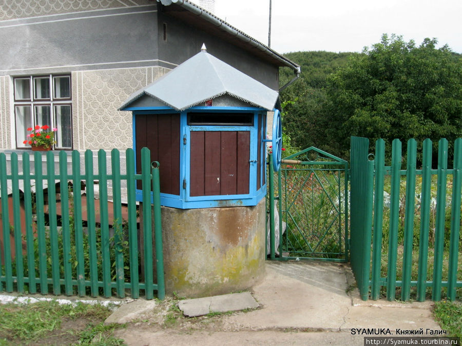 Крепкие дома и деревянные заборы... часовенки у дороги, ухоженные колодцы... Крылос, Украина