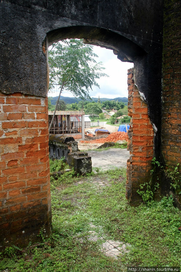 Развалины древнего храма Провинция Сиенгкхуанг, Лаос