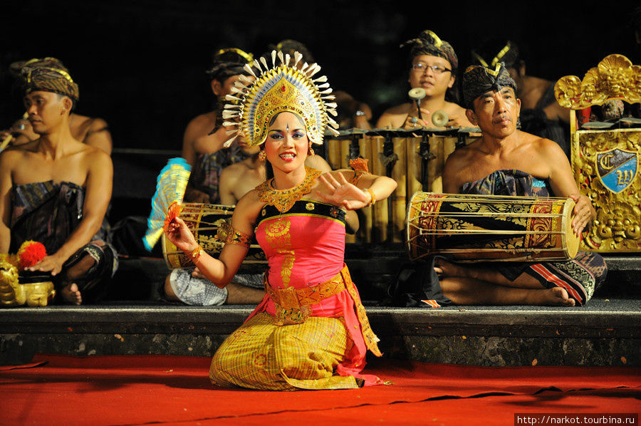Театр на бали. Фольклорный театр на Бали. Индонезийский театр ваянг топенг. Театр традиционный Балийский. Есть ли в Индонезии театры.