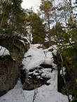 Путь пролегал через настоящие ущелья, приходилось карабкаться по замерзшим водопадам и перебираться через упавшие деревья...