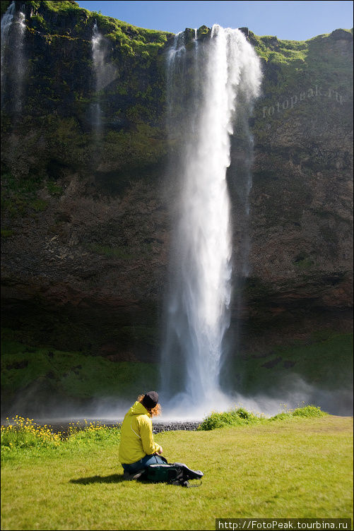 Водопад с тяжело выговариваемым названием Seljalandsfoss, высота падения воды 60 метров. Южная Исландия, Исландия