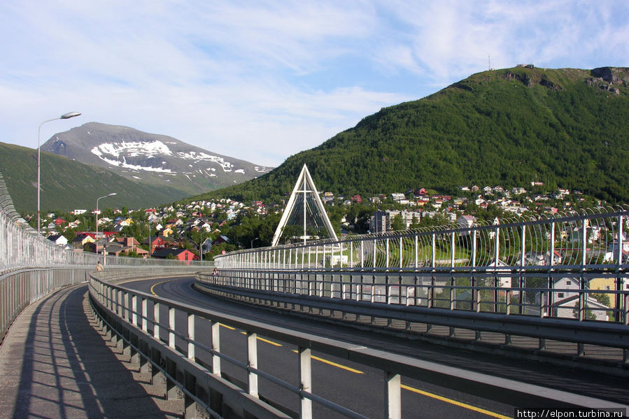Вид с моста Tromsøbrua через Balsfjord Тромсё, Норвегия