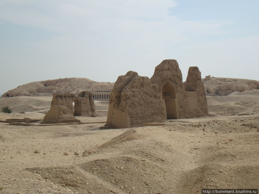 Вэтот пилон — все, что осталось от входной группы храма Луксор, Египет