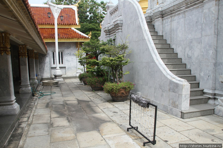 Туристический храм без туристов Бангкок, Таиланд