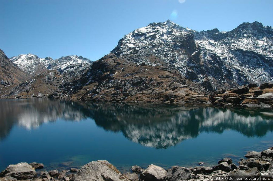 На 4-й день мы вышли к священному озеру. В его водах по легенде излечил себя от яда бог Шива. Вода его прозрачная и очень холодная. Непал