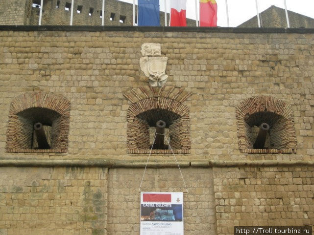 На стволе пушки ненавязчиво висит реклама культурной программы замка Неаполь, Италия