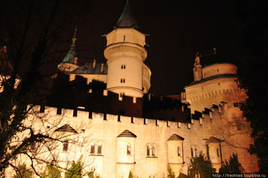 Игра света и теней: куда нарядней замок становится с наступлением темноты, когда вспыхивают сотни прожекторов вдоль стен крепости. Бойнице, Словакия
