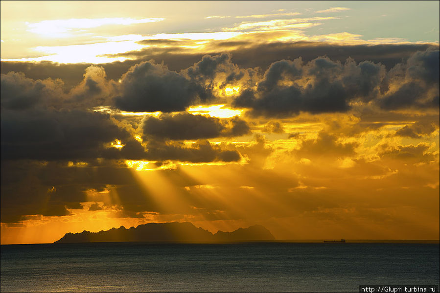 Божественно красиво и видно другие острова Мадейры. Регион Мадейра, Португалия
