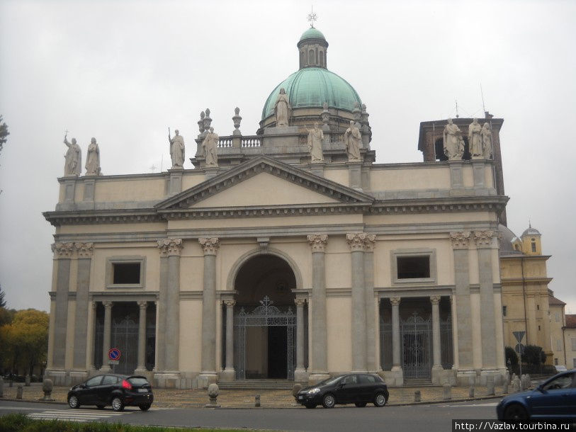 Парадный фасад собора Верчелли, Италия
