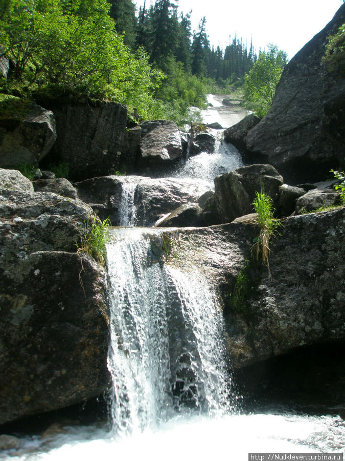 Водопад, идущий в малахитовую Ванну Ергаки, Россия