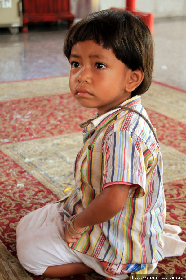 Ребенеок в храме, Ват Ко Лак в Прачуап Кхири Кхан Прачуап-Кхири-Кхан, Таиланд