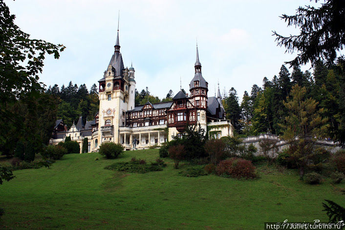 Румыния: Сказочный дворец Пелеш в окружении леса и гор Синая, Румыния