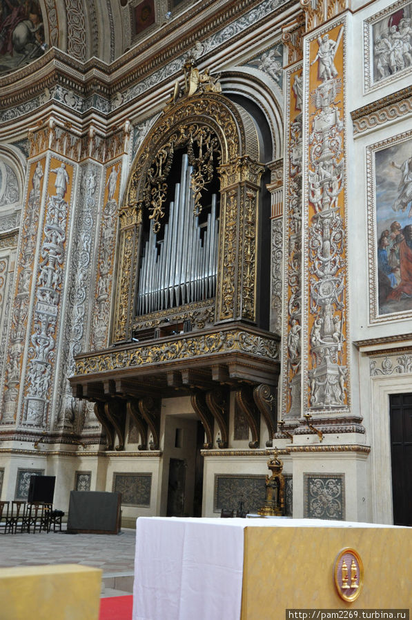 Орган. На переднем плане знак с двумя сосудами, содержащими кровь христову — реликвия Базилики. Мантуя, Италия