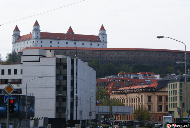 Вид на Братиславский Град с площади Ходжова Братислава, Словакия