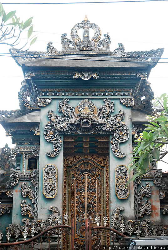 Многочисленные храмы Куты Кута, Индонезия