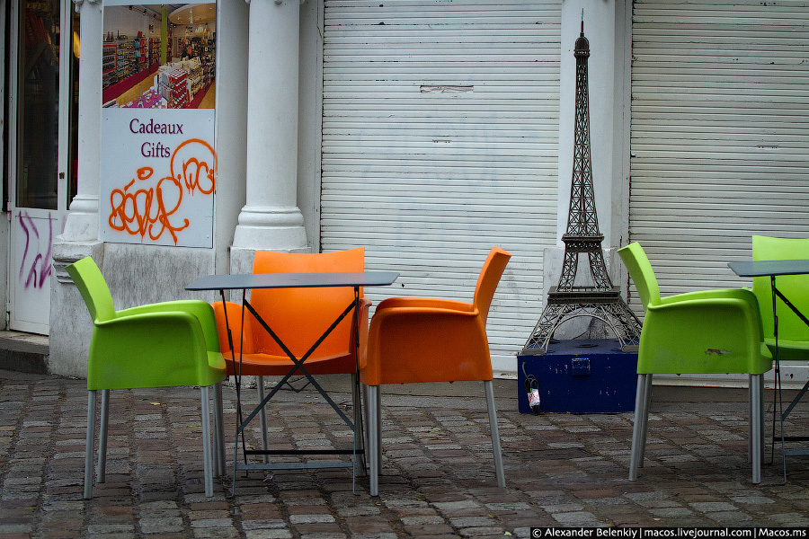 Чтобы туристы не забыли, где они находятся, им всё время напоминают, устанавливая маленькие башенки везде. Париж, Франция